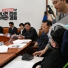 발언 듣는 이재명 대표와 박광온 원내대표[서울포토]