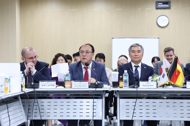 서울시의회 교통위원회(위원장 박중화)는 지난 16일 서울시의회를 예방한 독일 바덴뷔르템베르그 주의회 원내대표단 환영식·미래 모빌리티 정책 간담회를 개최했다.