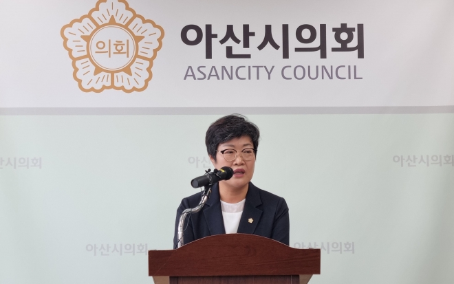 김희영 아산시의회 의장이 ‘예산안 심의 의결권에 대한 시의회 입장’을 밝히고 있다. 이종익 기자