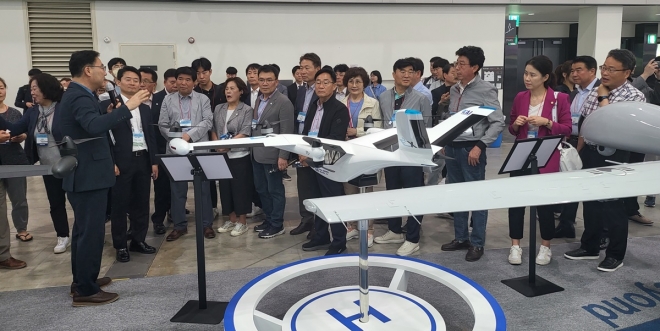 17일 개막한 ‘2023 대한민국 드론·UAM 박람회’에서 한국항공우주산업 직원이 관람객들에게 미래형 항공 플랫폼을 설명하고 있다. KAI 제공