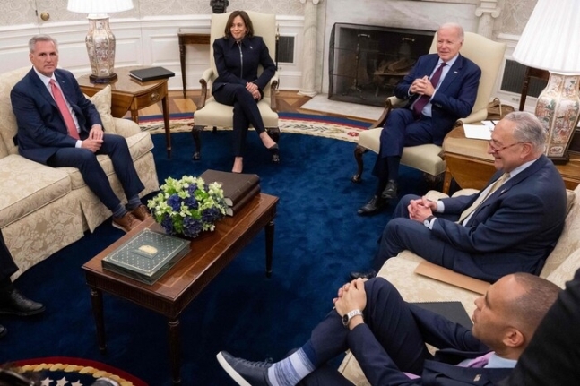 조 바이든 미국 대통령(가운데)이 16일 백악관 집무실에서 케빈 매카시 하원의장(왼쪽 첫째) 등 의회 지도부를 만나 부채 한도 인상 문제를 논의하고 있다. AFP 연합뉴스