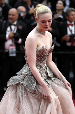 Elle Fanning poses for photographers upon arrival at the opening ceremony and the premiere of the film ‘Jeanne du Barry’ at the 76th international film festival, Cannes, southern France, Tuesday, May 16, 2023. AP 뉴시스