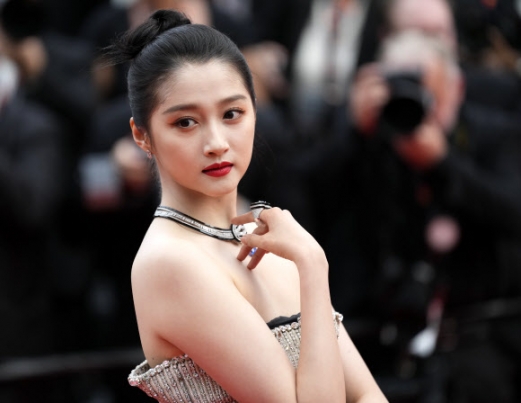 Guan Xiaotong poses for photographers upon arrival at the opening ceremony and the premiere of the film ‘Jeanne du Barry’ at the 76th international film festival, Cannes, southern France, Tuesday, May 16, 2023. AP 연합뉴스