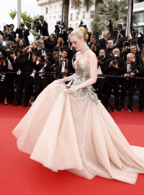 Elle Fanning poses for photographers upon arrival at the opening ceremony and the premiere of the film ‘Jeanne du Barry’ at the 76th international film festival, Cannes, southern France, Tuesday, May 16, 2023. AP 연합뉴스