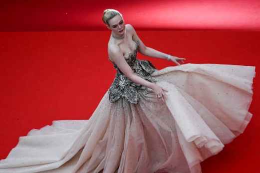 US actress Elle Fanning arrives for the opening ceremony and the screening of the film “Jeanne du Barry” during the 76th edition of the Cannes Film Festival in Cannes, southern France, on May 16, 2023. AFP 연합뉴스