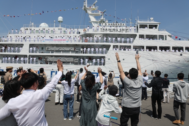 “잘 다녀올게요”… 한국해양대 실습선 출항