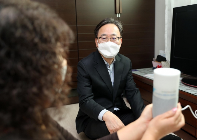 유성훈 서울 금천구청장이 최근 고독사 고위험군 1인가구를 방문해 AI 스피커 시스템에 대해 설명하고 있다. 금천구 제공