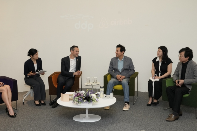 오세훈(오른쪽 세 번째) 서울시장과 네이선 블러차직(왼쪽 두 번째) 에어비앤비 공동 창업자 겸 최고전략책임자(CSO)가 17일 중구 동대문디자인플라자에서 서울시 관광 활성화 협력 방안에 대해 논의하고 있다. 서울디자인재단 제공