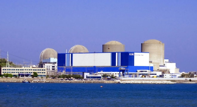 한국수력원자력이 설계수명이 완료된 원전 10기에 대한 계속운전을 추진하고 있다. 사진은 지난달 8일 일단 발전 정지 뒤 수명연장 절차에 착수한 고리2호기(오른쪽 두 번째). 한국수력원자력 제공