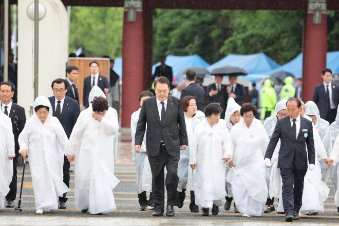 오월어머니회와 함께 입장하는 윤석열 대통령