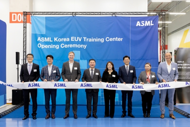이우경 ASML 코리아 대표(왼쪽 네번째)가 지난 16일 경기 용인시에 위치한 서플러스글로벌 반도체 장비 클러스터 내 글로벌 트레이닝 센터 개소식에 참석해 관계자들과 기념촬영을 하고 있다. ASML 코리아 제공
