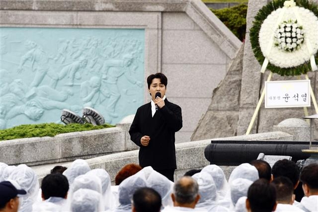 소리꾼 이봉근이 18일 광주 북구 운정동 국립 5·18민주묘지에서 열린 제43주기 5·18 민주화운동 기념식에서 가수 나훈아의 ‘엄니’를 헌정곡으로 부르고 있다. 뉴스1