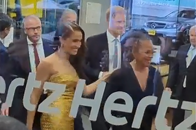 16일(현지시간) 메건 마클(왼쪽 두번째부터), 해리 왕자, 장모 도리아 라글랜드가 미국 뉴욕에서 개최된 미즈 재단의 ‘우먼 오브 비전상’ 시상식장에 들어가고 있다. 뉴욕 AP 연합뉴스
