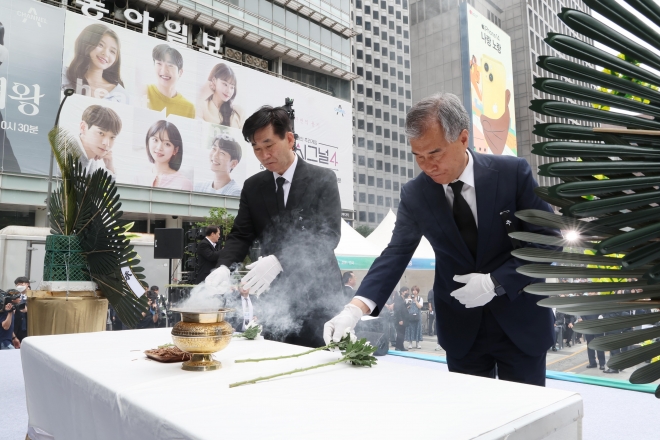 18일 ‘5.18 민주화운동 제43주년 서울기념식’에 참석해 헌화하는 김현기 의장(오른쪽)