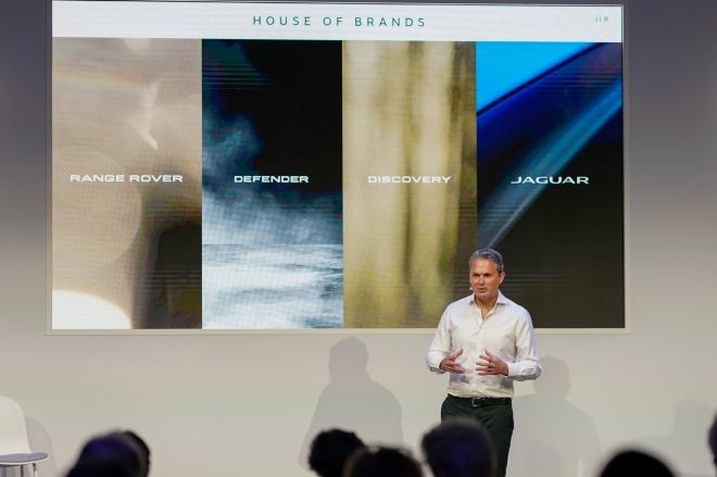 레너드 후르닉 재규어랜드로버 최고사업책임자가 브랜드의 전동화 전략인 ‘리이미진 2030’을 설명하고 있다. 재규어랜드로버코리아 제공