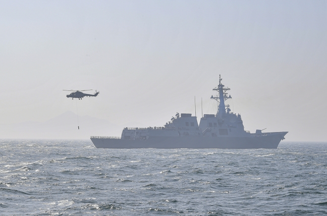 지난 16일 부산 강서구 가덕도 인근 해상에서 해군 이지스구축함 세종대왕함(DDG)과 해군 대잠작전헬기(LYNX)가 항공 대잠전 훈련을 진행하고 있다. 해군 제공