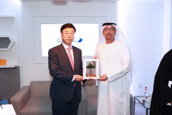 신상진 (왼쪽) 성남시장이 17일(현지시각) UAE 두바이 시청에서 다우드 압둘 라만 알-하즈리 시장과 간담회를 열고 교류·협력 방안을 논의한 후 기념사진을 찍고 있다. 성남시 제공