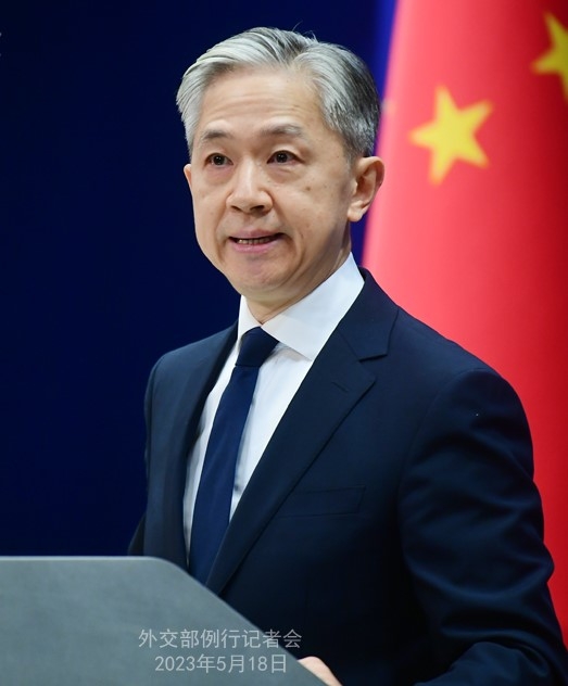 왕원빈 중국 외교부 대변인이 18일 베이징 외교부 청사에서 열린 정례 브리핑에서 특파원의 질문에 답하고 있다. 중국 외교부 제공