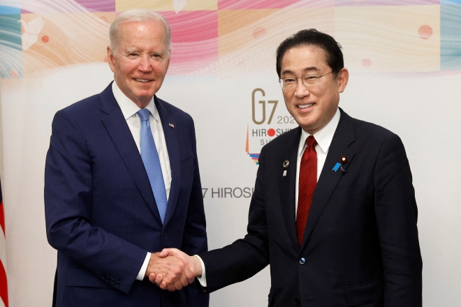 조 바이든(왼쪽) 미국 대통령과 기시다 후미오 일본 총리가 18일 주요 7개국(G7) 정상회의 개막 하루 전 히로시마에서 열린 미일 정상회담에 앞서 악수하고 있다. 기시다 총리는 “미일 동맹은 인도·태평양 지역의 평화와 안정의 초석”이라고 말했다. 히로시마 로이터 연합뉴스