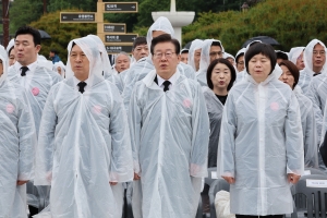 ‘오월의 어머니’와 함께 입장한 尹… “오월 정신 아래 우리는 하나”