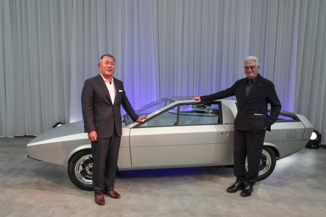 18일(현지시간) 이탈리아 레이크 코모에서 열린 ‘현대 리유니온(Hyundai Reunion)’ 행사에서 정의선(왼쪽) 현대차동차그룹 회장이 포니를 탄생시킨 디자이너 조르제토 주지아로와 ‘포니 쿠페 콘셉트’ 복원 모델을 소개하고 있다. 현대차 제공