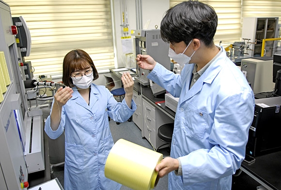 코오롱인더스트리의 연구원들이 ‘아라미드’ 섬유인 헤라크론 제품을 살펴보고 있다. 코오롱 제공
