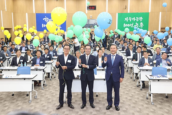 이성희 농협중앙회장과 농협 임직원들이 전북 전주시 농협중앙회 전북본부에서 열린 ‘2023년도 지역본부 현장경영회의’를 가진 뒤 ‘고향사랑기부제 활성화 결의대회’ 퍼포먼스를 하고 있다. 농협 제공