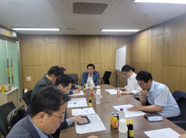간담회를 개최하고 있는 박승진 의원(가운데)
