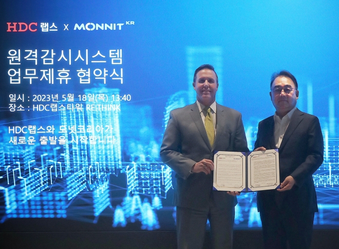 김성은(오른쪽) HDC랩스 대표이사와 윌터스 브래드(왼쪽) 모넷 미국 대표가 ‘원격감시시스템 시장의 선도 및 확대를 위한 상호 업무 협약’을 체결하고 기념 촬영을 하고 있다. HDC랩스 제공
