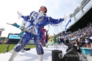 4년 만에 마스크 벗고 대학 축제…티켓 구하려고 ‘밤샘줄’[취중생]