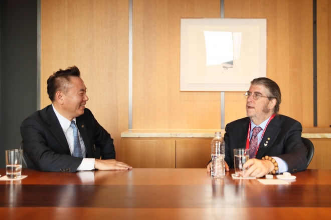 유재훈(왼쪽) 예금보험공사 사장과 필립 딥비그 미국 워싱턴대 교수가 지난 18일 서울 중구 신라호텔에서 대화를 나누고 있다. 예금보험공사 제공