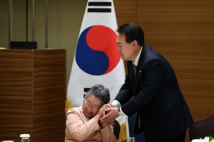 눈시울 붉힌 원폭 동포…히로시마서 외교 퍼즐 맞추는 尹