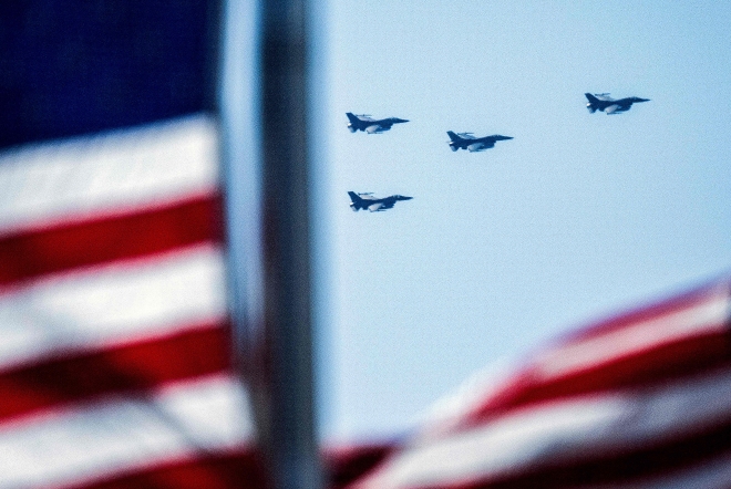 30일(현지시간) F-16 전투기 편대가 미국 워싱턴 내셔널파크스타디움 상공을 날고 있다. 2023.3.30 AFP 연합뉴스