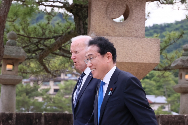 19일 일본 히로시마에서 주요7개국(G7) 정상회의가 열린 가운데, 조 바이든 미국 대통령과 기시다 후미오 일본 총리가 미야지마 섬에 있는 이쓰쿠시마 신사를 방문하고 있다. 2023.5.19 UPI 연합뉴스