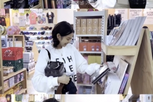 ‘뷔와 데이트설’ 제니, 무드등 쇼핑했다