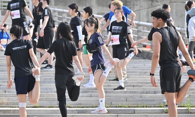 20일 서울 상암 월드컵 경기장 평화광장에서 열린 ‘2023 서울신문 하프마라톤 대회’에서 참가자들이 준비운동을 하고 있다. 2023.5.20 홍윤기 기자