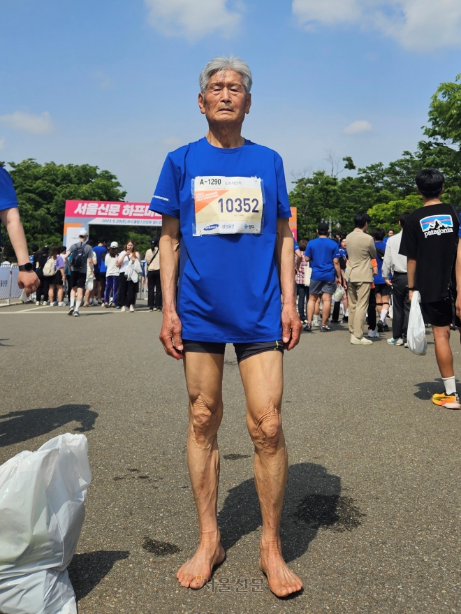 마라톤 대회의 전체 참가자 중 최고령자인 87세 신홍철씨가 5㎞ 코스를 맨발로 완주한 뒤 자랑스럽게 두 발을 내보이고 있다.  홍윤기 기자