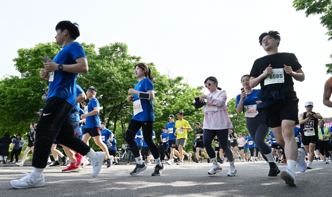 20일 서울 마포구 상암동 일대에서 열린 2023 서울신문 하프마라톤에서 참가자들이 힘차게 달리고 있다. 2023.5.20 오장환 기자