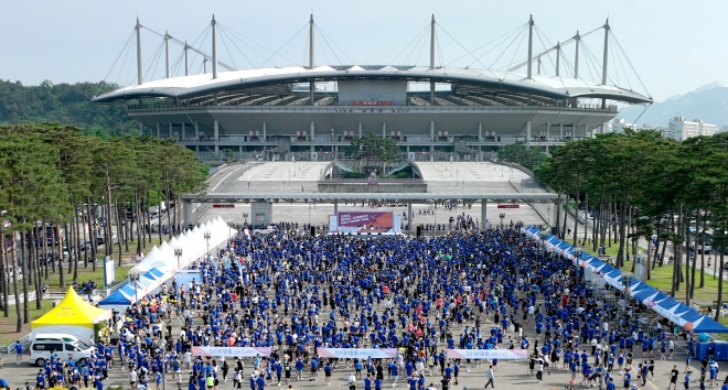 20일 서울 상암 월드컵 경기장 평화광장에서 열린 “2023 서울신문 하프마라톤 대회”에 참석한 선수들이 준비운동을 하고 있다. 2023.5.20 박지환기자