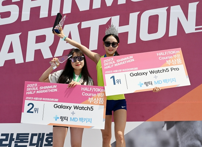 20일 서울 마포구 상암동 일대에서 열린 2023 서울신문 하프마라톤에서 10km 여자 부문 수상자들이 기념촬영을 하고 있다. 왼쪽부터 한수진(2위), 조한솔(1위) 씨. 2023.5.20 오장환 기자