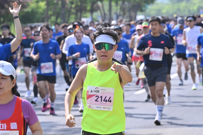 20일 서울 마포구 상암월드컵경기장 일대에서 열린 ‘2023 서울신문 하프마라톤 대회’에 참가한 선수들이 코스를 달리고 있다. 2023.5.20 홍윤기 기자