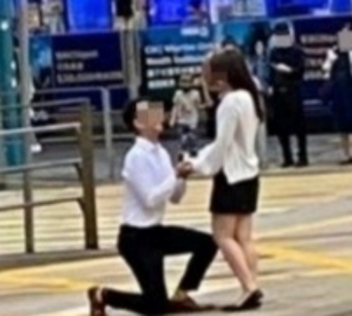 홍콩의 한 남성이 러시아워(교통체증 시간대)에 홍콩의 가장 번잡한 거리에서 여성에게 청혼을 해 온라인 상에서 여론의 뭇매를 맞고 있다. SCMP 캡처