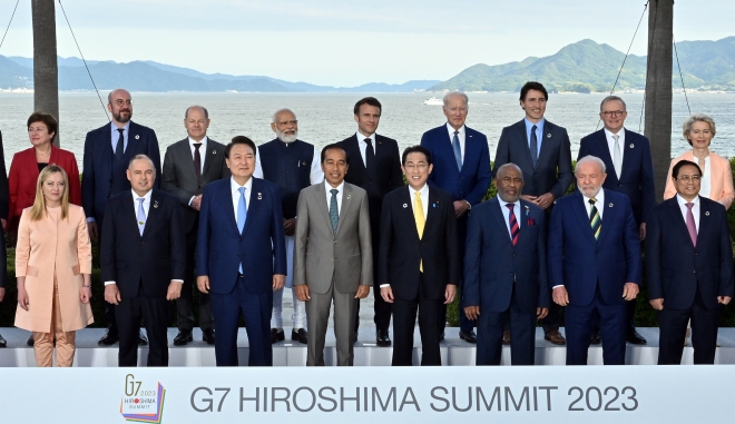 윤석열 대통령, G7 정상회의 기념촬영 G7 의장국인 일본 초청에 따른 참관국(옵서버) 자격으로 G7 정상회의 참석한 윤석열 대통령이 20일 일본 히로시마 그랜드 프린스 호텔에서 열린 G7 정상회의에서 각국 정상들과 기념촬영을 하고 있다. 앞줄 왼쪽부터 조르자 멜로니 이탈리아 총리, 마크 브라운 쿡 제도 총리, 윤석열 대통령, 조코 위도도 인도네시아 대통령, 기시다 후미오 일본 총리, 아잘리 아수마니 코모로 대통령, 루이스 이나시우 룰라 다시우바 브라질 대통령, 팜 민 찐 베트남 총리. 뒷줄 왼쪽부터 크리스탈리나 게오르기에바 국제통화기금 총재, 우르줄라 폰데어라이엔 EU 집행위원장, 올라프 숄츠 독일 총리, 나렌드라 모디 인도 총리, 에마뉘엘 마크롱 프랑스 대통령, 조 바이든 미국 대통령, 쥐스탱 트뤼도 캐나다 총리, 앤서니 앨버니지 호주 총리, 샤를 미셸 EU 정상회의 상임의장. 공동취재단