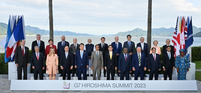 윤석열 대통령, G7 정상회의 기념촬영 G7 의장국인 일본 초청에 따른 참관국(옵서버) 자격으로 G7 정상회의 참석한 윤석열 대통령이 20일 일본 히로시마 그랜드프린스호텔에서 열린 G7 정상회의에서 각국 정상들과 기념촬영을 하고 있다. 앞줄 왼쪽부터 데이비드 맬패스 세계은행 총재, 안토니오 구테흐스 유엔 사무총장, 조르자 멜로니 이탈리아 총리, 마크 브라운 쿡 제도 총리, 윤석열 대통령, 조코 위도도 인도네시아 대통령, 기시다 후미오 일본 총리, 아잘리 아수마니 코모로 대통령, 루이스 이나시우 룰라 다시우바 브라질 대통령, 팜 민 찐 베트남 총리, 리시 수낵 영국 총리, 응고지 오콘조이웨알라 세계무역기구 사무총장. 뒷줄 왼쪽부터 마티아스 코먼 OECD 사무총장, 크리스탈리나 게오르기에바 국제통화기금 총재, 우르줄라 폰데어라이엔 EU 집행위원장, 올라프 숄츠 독일 총리, 나렌드라 모디 인도 총리, 에마뉘엘 마크롱 프랑스 대통령, 조 바이든 미국 대통령, 쥐스탱 트뤼도 캐나다 총리, 앤서니 앨버니지 호주 총리, 샤를 미셸 EU 정상회의 상임의장, 파티 비롤 국제에너지기구 사무총장. 2023.5.20 연합뉴스