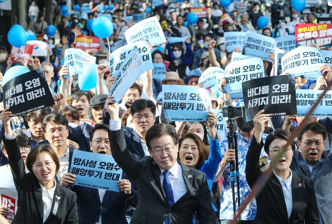 행진하며 구호 외치는 이재명 대표