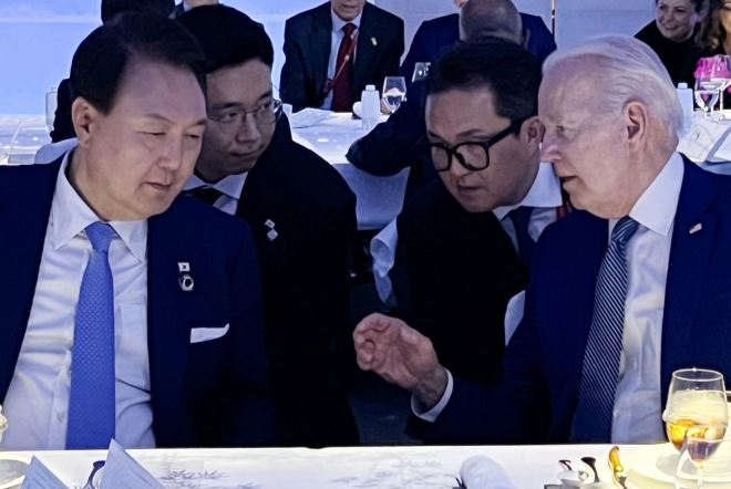 G7 정상회의 만찬에서 대화하는 윤 대통령과 바이든 미 대통령