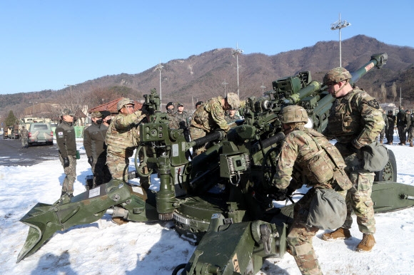 주한미군이 M777 곡사포로 사격 시범을 보이고 있다. 연합뉴스