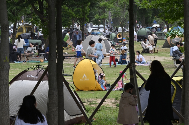 주말을 맞은 21일 서울 서초구 반포 한강공원을 찾은 시민들이 텐트를 치고 휴식을 즐기고 있다. 2023.5.21 오장환 기자