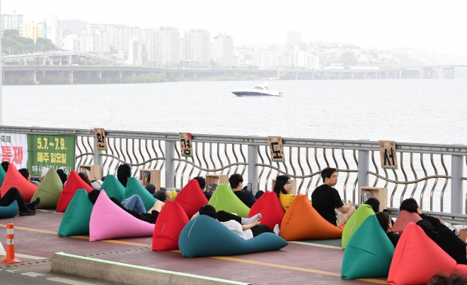 주말을 맞은 21일 서울 서초구 잠수교에서 열린 ‘차 없는 잠수교 뚜벅뚜벅 축제’를 찾은 시민들이 휴식을 즐기고 있다. 2023.5.21 오장환 기자