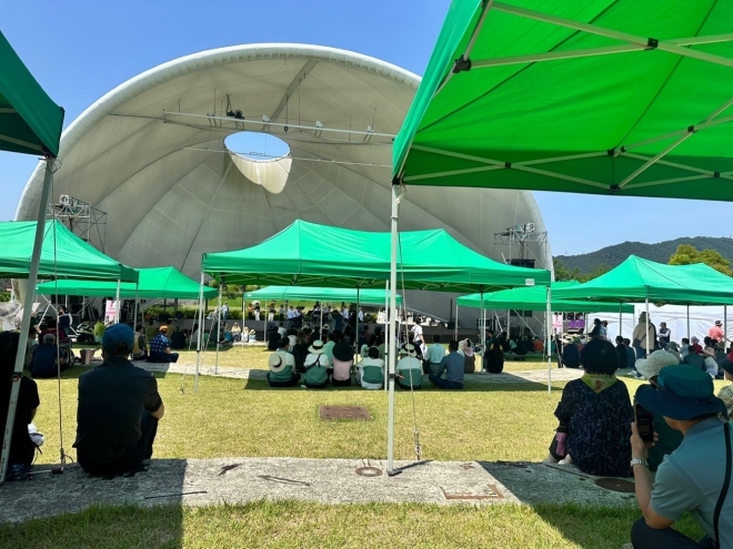 관람객들이 국가정원 갯벌공연장에서 열리는 체코 국가의 날 행사 공연을 관람하고 있다.